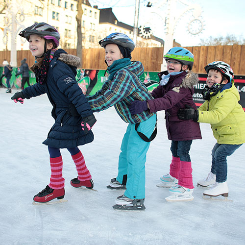 Eislauf-Spaß am Kindertag auf der Eisbahn auf dem Heumarkt