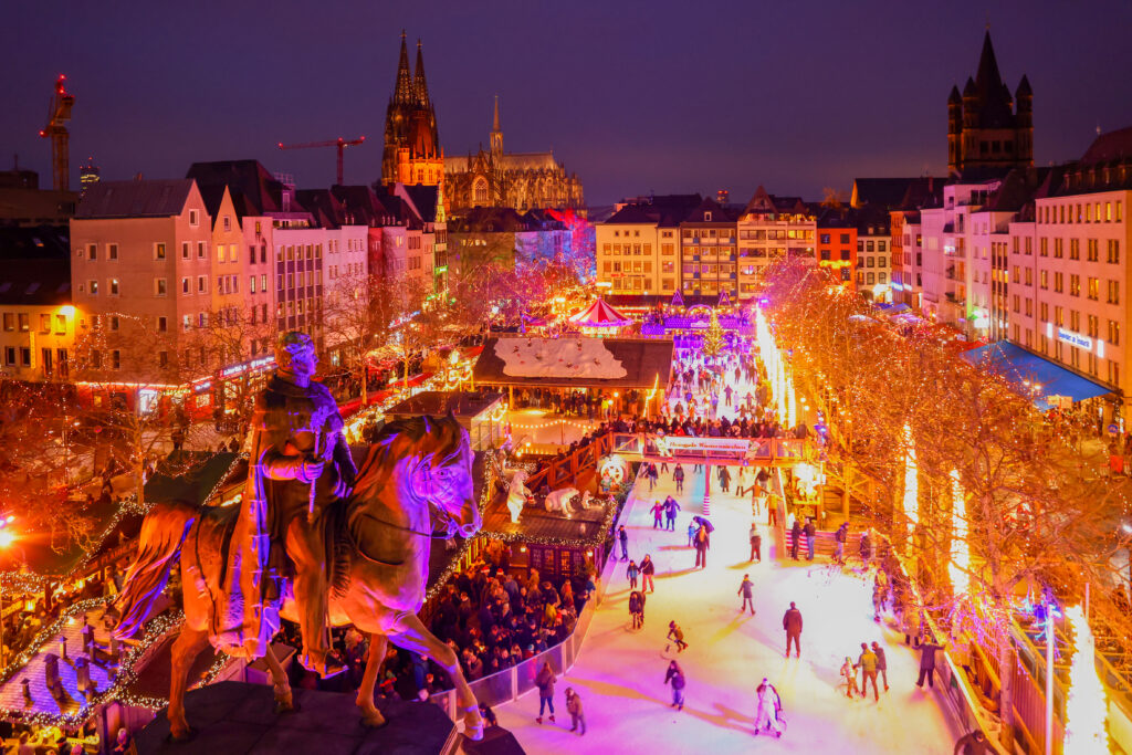 Heinzels Wintermärchen, Eisbahn und Reiterdenkmal von Oben mit dem Dom im Hintergrund. Bei Nacht
